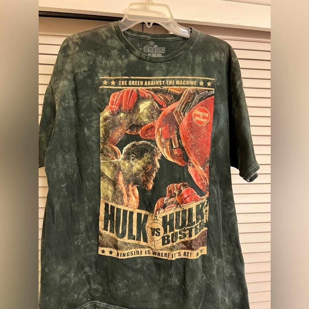 Avengers Hulk Vs Hulk Bust T-shirt